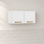 Armário aéreo branco ambientado em uma cozinha